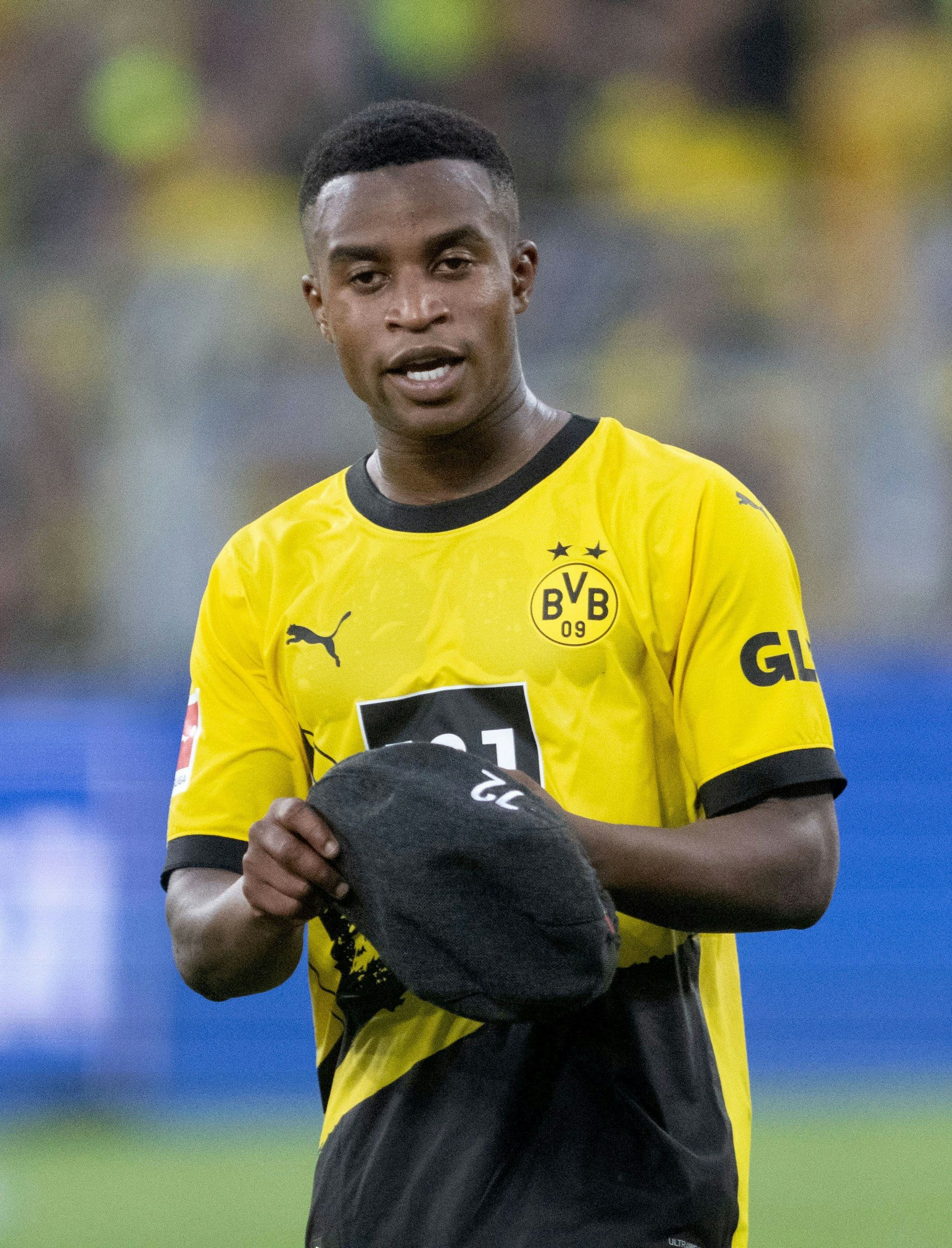 Dortmunds Youssoufa Moukoko hat sich die Schiebermütze von Kölns Trainer Baumgart gesichert.