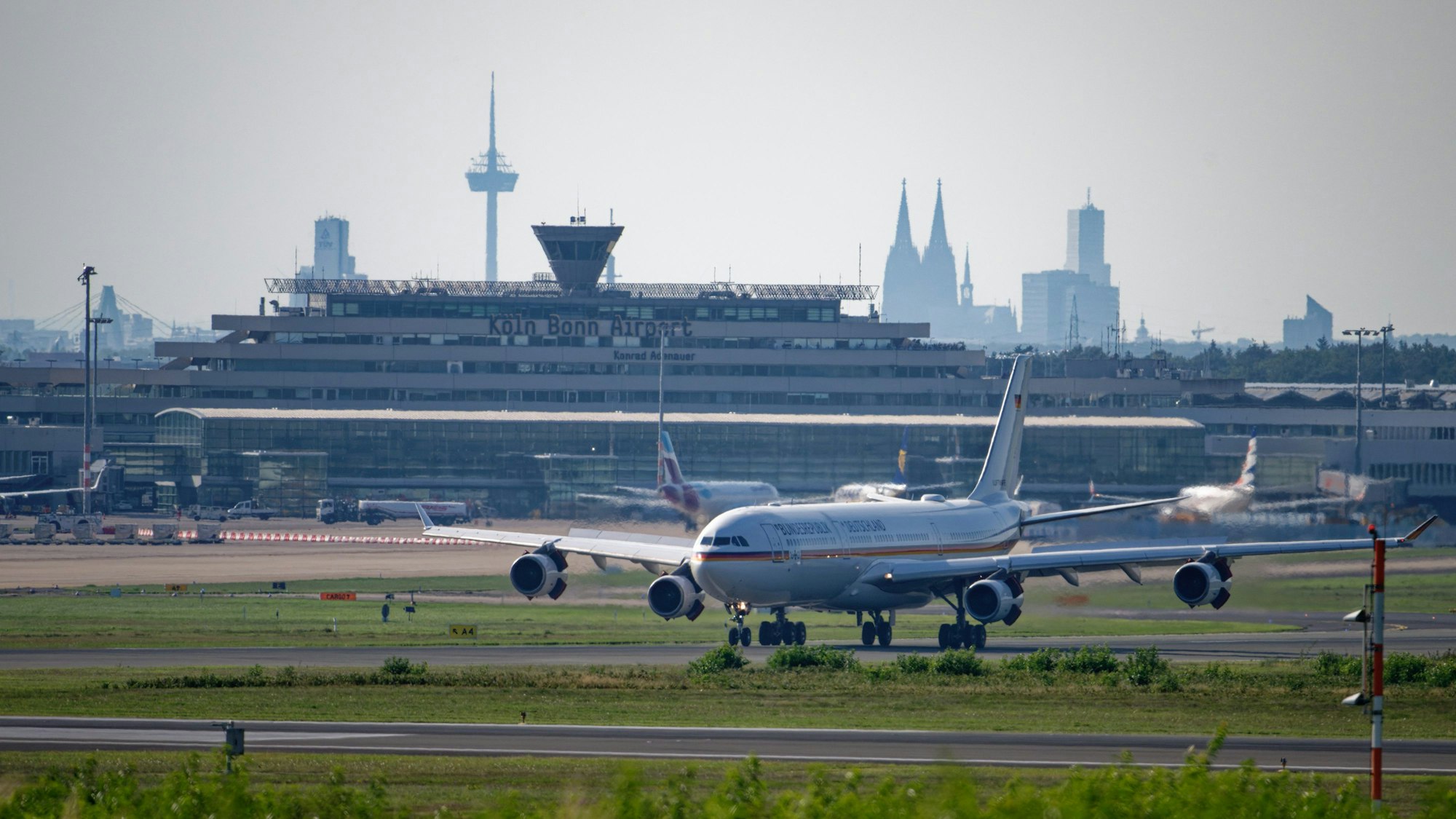 18.08.2023, Nordrhein-Westfalen, Köln-Bonn Airport: Pannenflieger der Bundeswehr landet nach dem Flug von Abu Dabi auf dem Flughafen Köln/Bonn. Nach der Pannenreise von Außenministerin Baerbock ist der betroffene Airbus 340 nach Deutschland zurückgekehrt. Foto: Henning Kaiser/dpa +++ dpa-Bildfunk +++