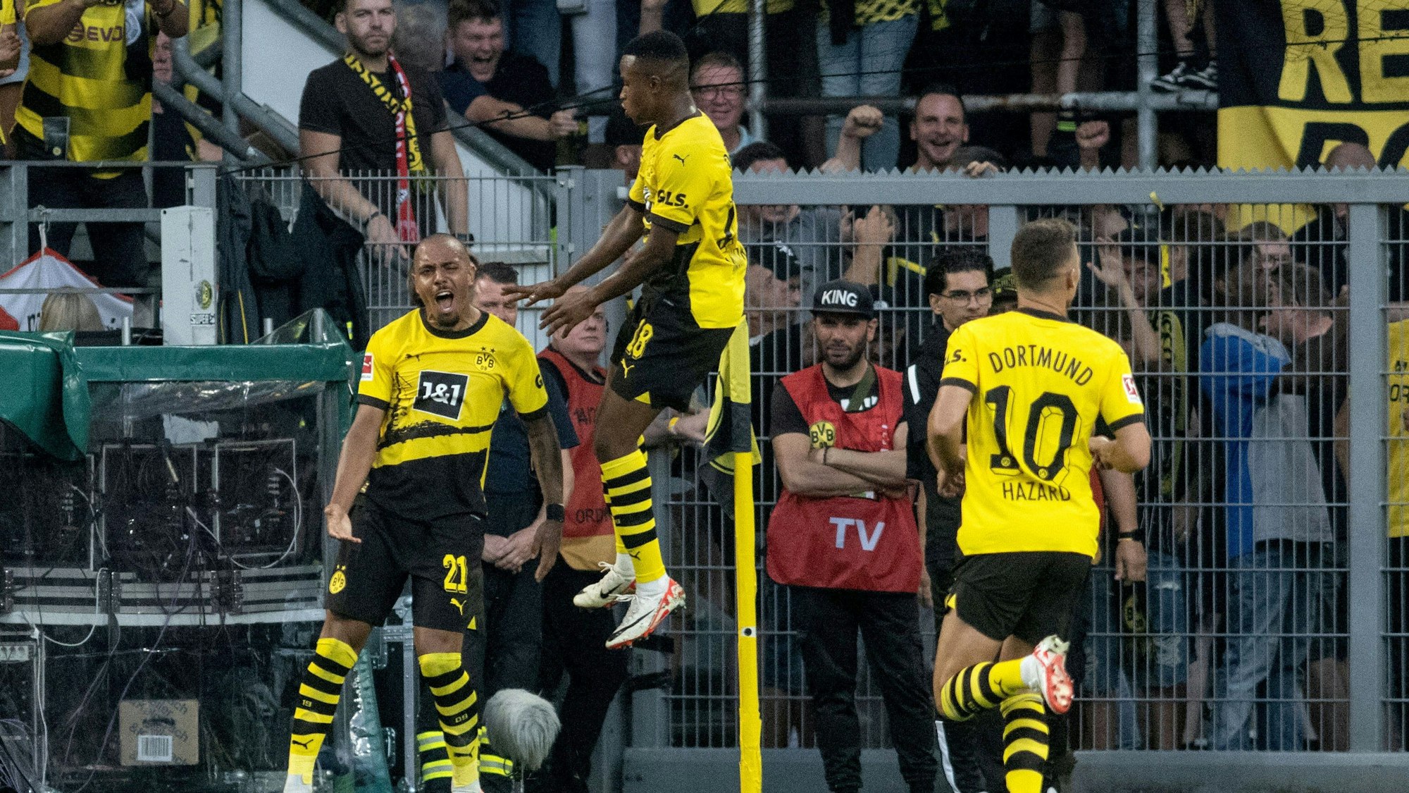 Malen jubelt an der Eckfahne