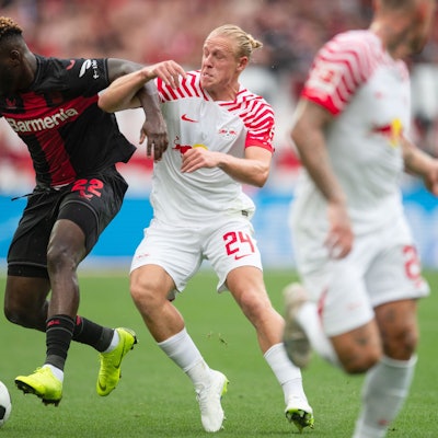 Leverkusens Jeremie Frimpong (l.) und Leipzigs David Raum kämpfen um den Ball.