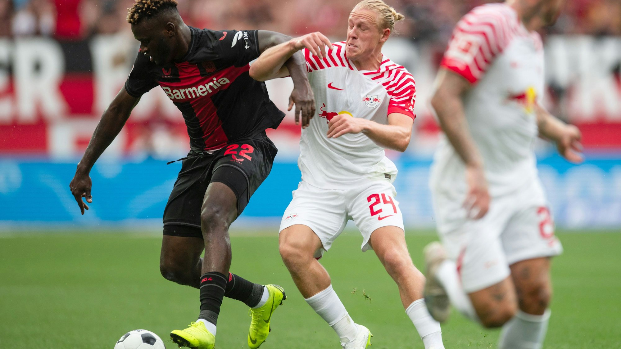 Leverkusens Jeremie Frimpong (l.) und Leipzigs David Raum kämpfen um den Ball.