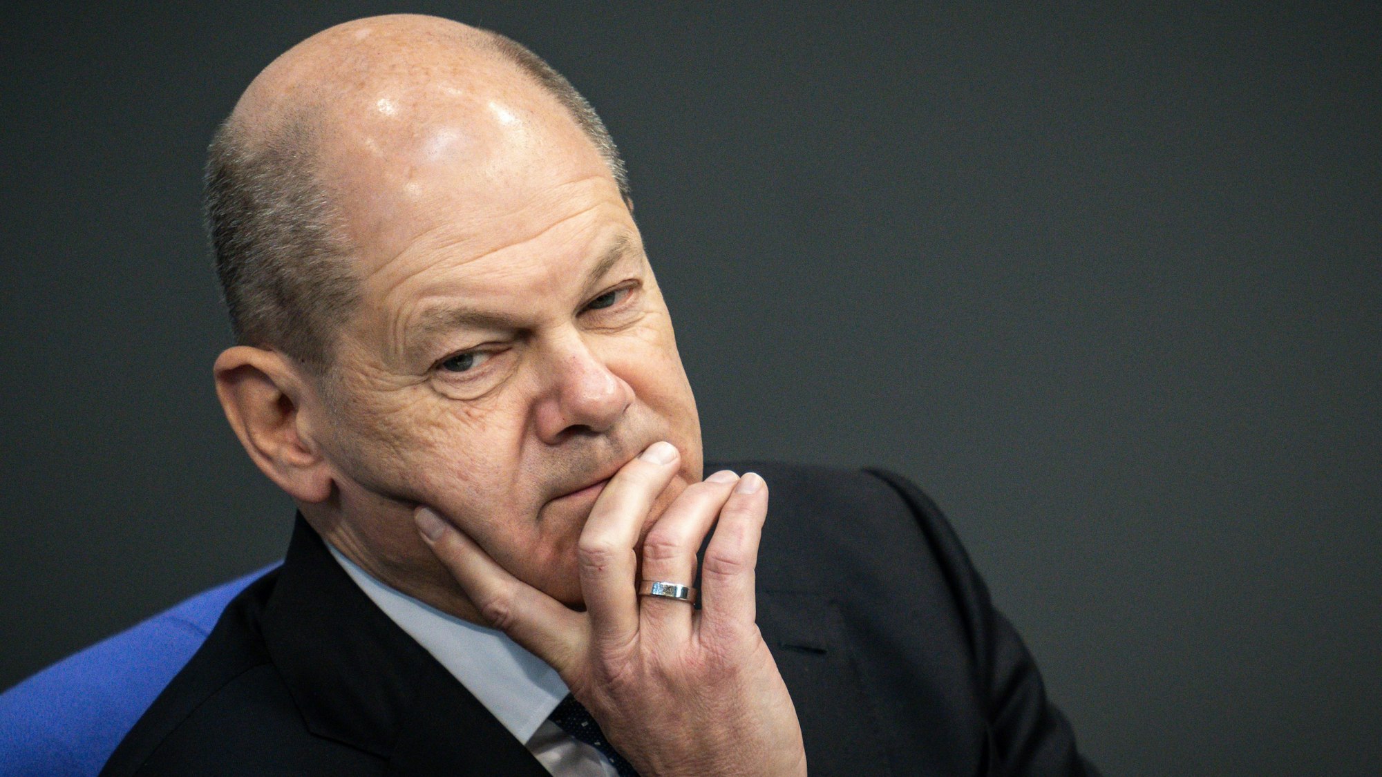 Bundeskanzler Olaf Scholz (SPD) verfolgt eine Debatte in einer Sitzung des Bundestags.