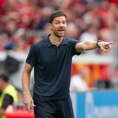 Leverkusens Trainer Xabi Alonso gestikuliert an der Seitenlinie.dpa