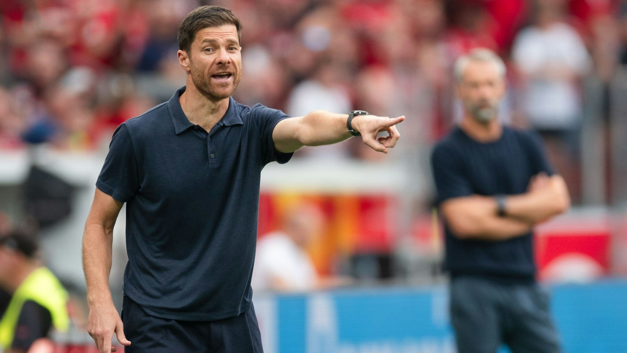 Leverkusens Trainer Xabi Alonso gestikuliert an der Seitenlinie.dpa