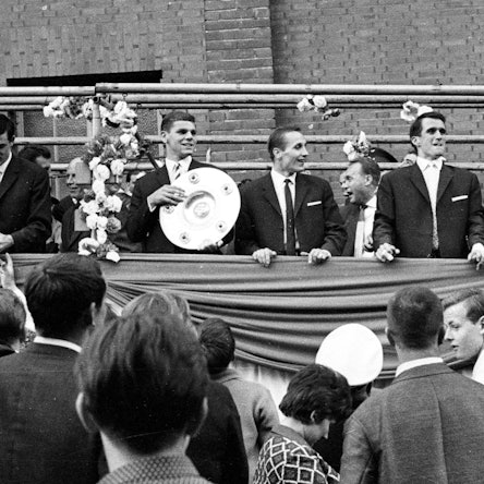 Spieler des 1. FC Köln feiern mit Fans ihren Sieg: Sie wurden 1964 in der ersten Saison der Bundesliga Deutscher Meister. Von links: Torwart Fritz Ewert, Wolfgang Weber mit der Schale, Heinz Hornig, Wolfgang Overath, Anton Regh.