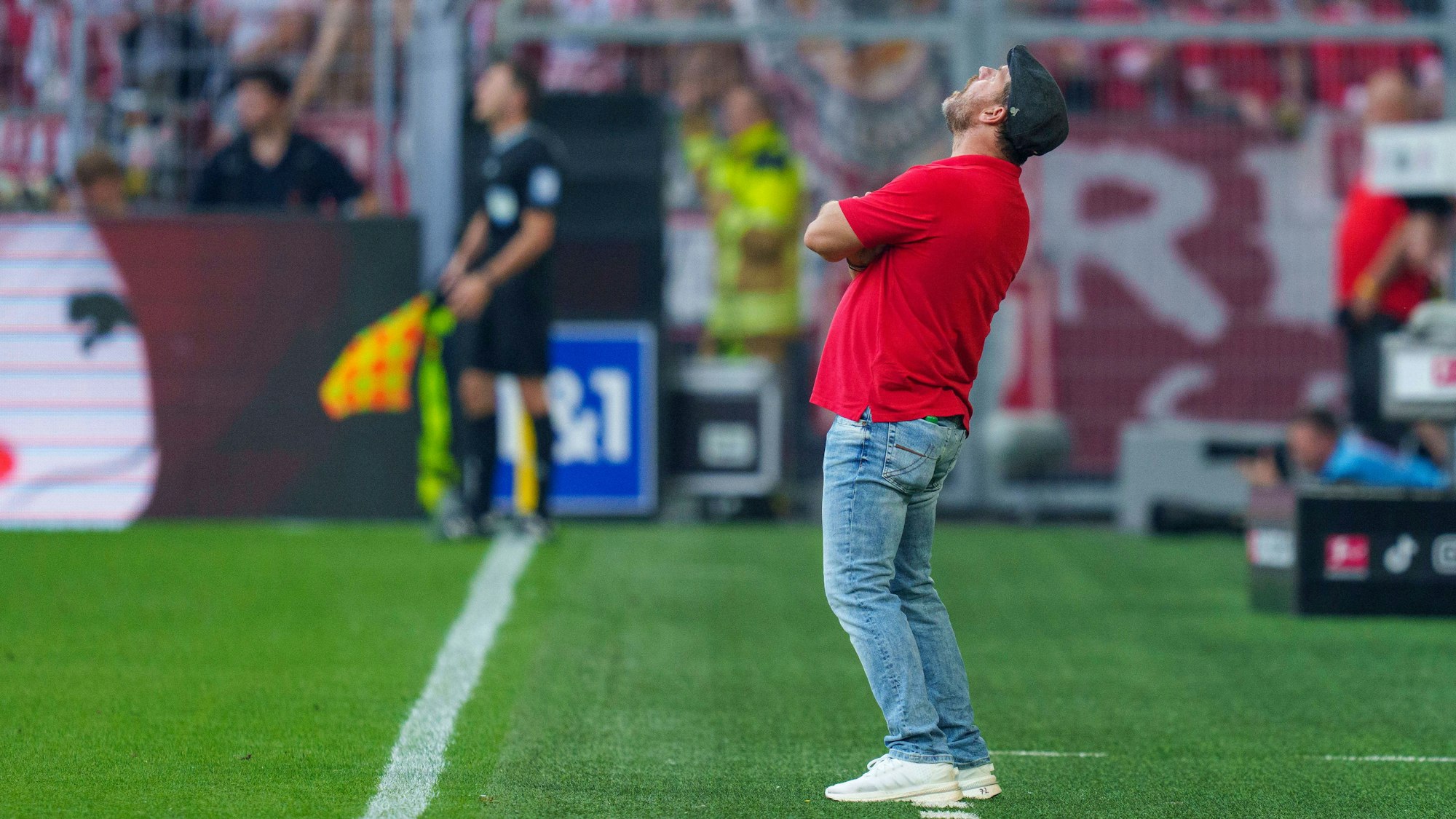 Kölns Chef-Trainer Steffen Baumgart steht an der Seitenlinie in Dortmund.