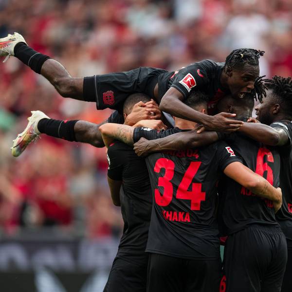 Leverkusens Jeremie Frimpong springt nach dem Treffer zur 2:0-Führung auf den Torschützen Jonathan Tah, Granit Xhaka, Odilon Kossounou und Edmond Tapsoba (v. l.).