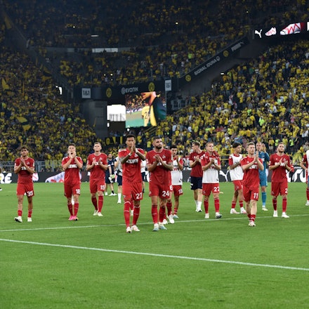 Ein enttäuschter 1. FC Köln verabschiedet sich von den Fans im Dortmunder Signal-Iduna-Park.