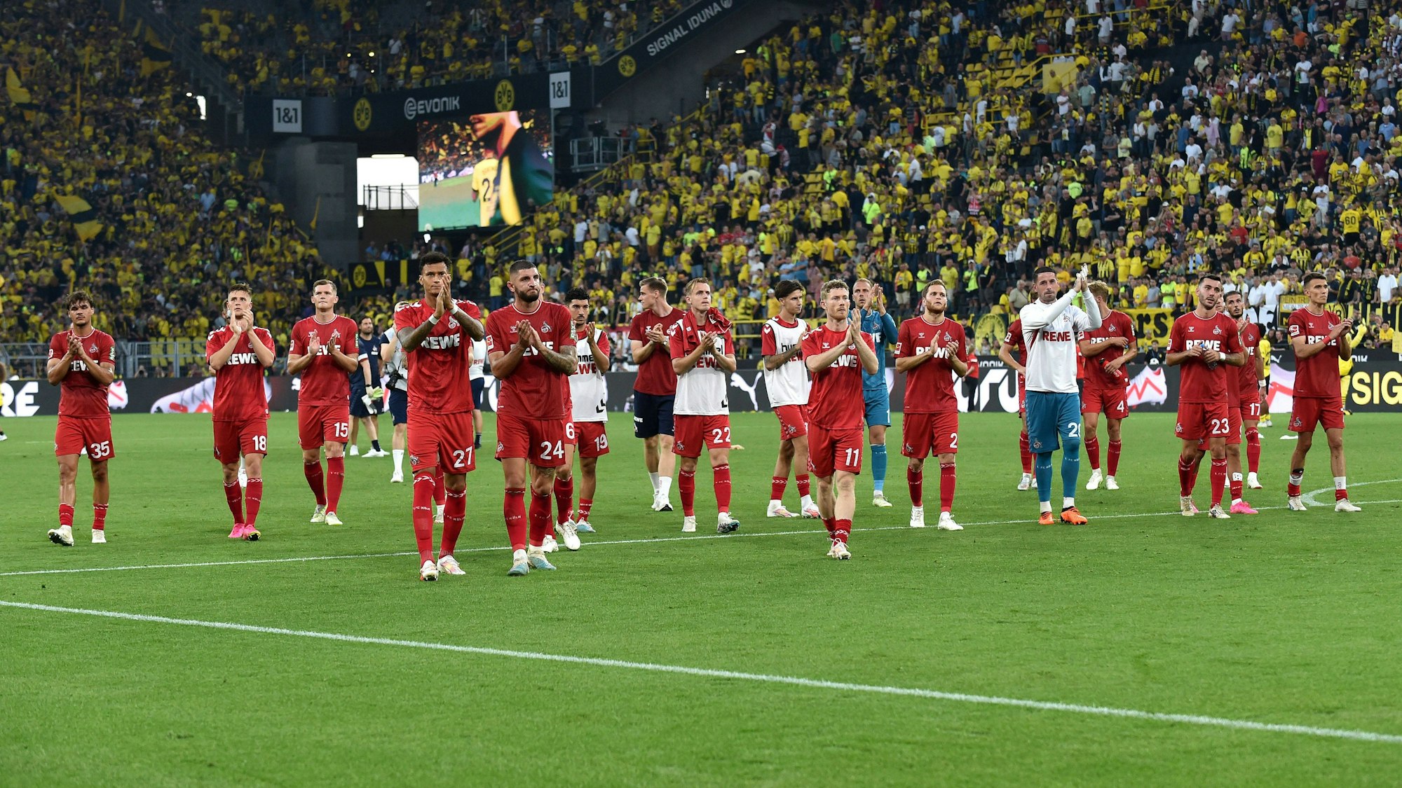 Ein enttäuschter 1. FC Köln verabschiedet sich von den Fans im Dortmunder Signal-Iduna-Park.