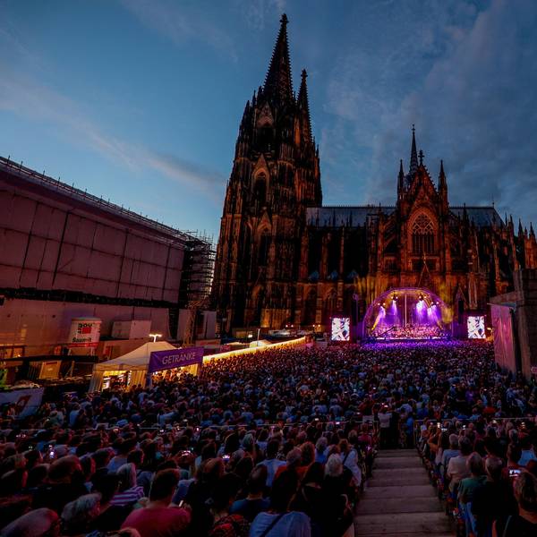 Open-Air-Konzert von Brings und dem Beethoven-Orchester Bonn im Sommer 2023 auf dem Roncalliplatz. An anderen Orten der Stadt sollen nun neue Open-Air-Locations entstehen. (Symbolbild)