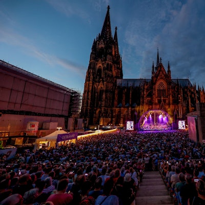 Open-Air-Konzert von Brings und dem Beethoven-Orchester Bonn im Sommer 2023 auf dem Roncalliplatz. An anderen Orten der Stadt sollen nun neue Open-Air-Locations entstehen. (Symbolbild)