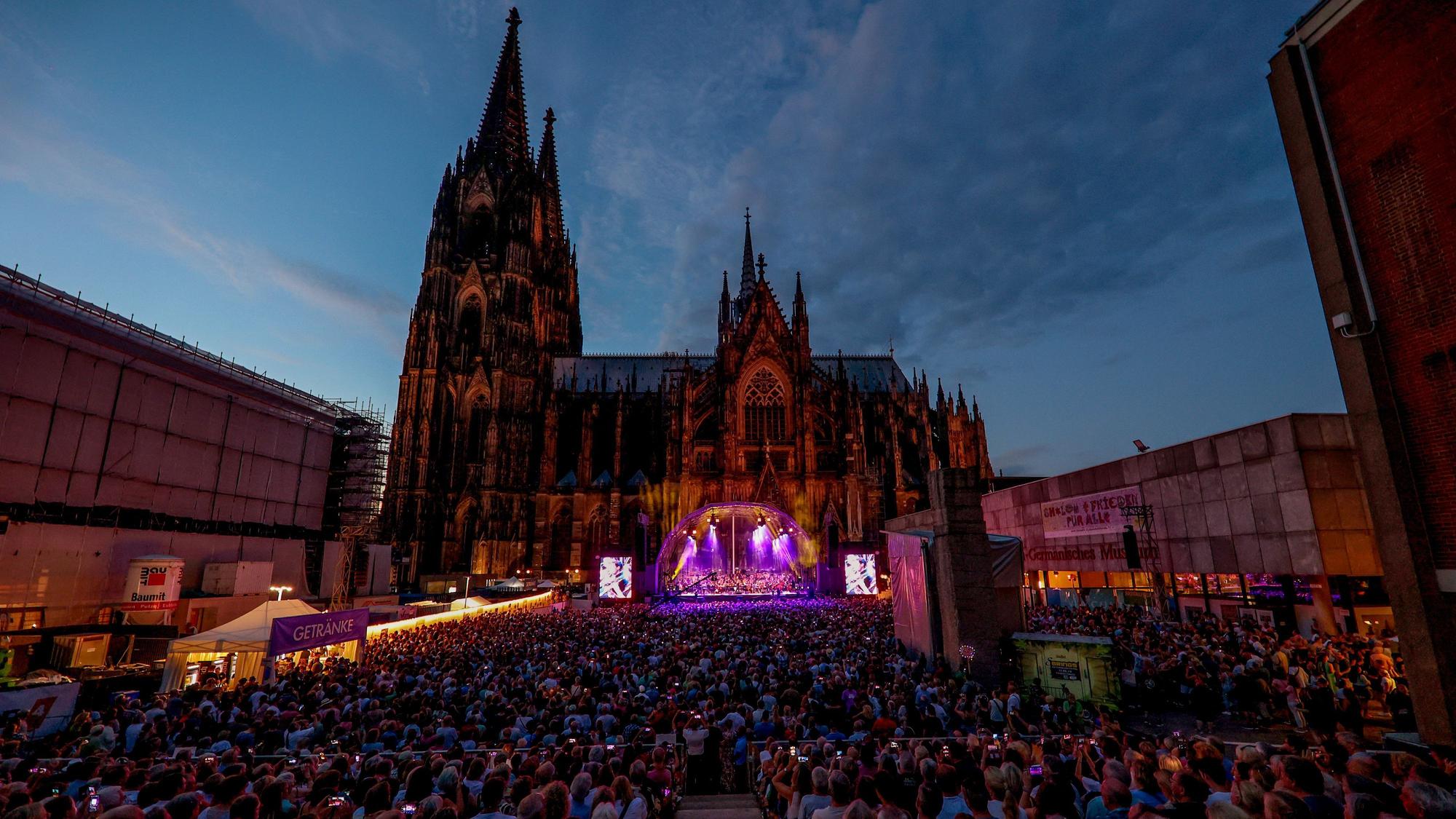 Open-Air-Konzert von Brings und dem Beethoven-Orchester Bonn im Sommer 2023 auf dem Roncalliplatz. An anderen Orten der Stadt sollen nun neue Open-Air-Locations entstehen. (Symbolbild)