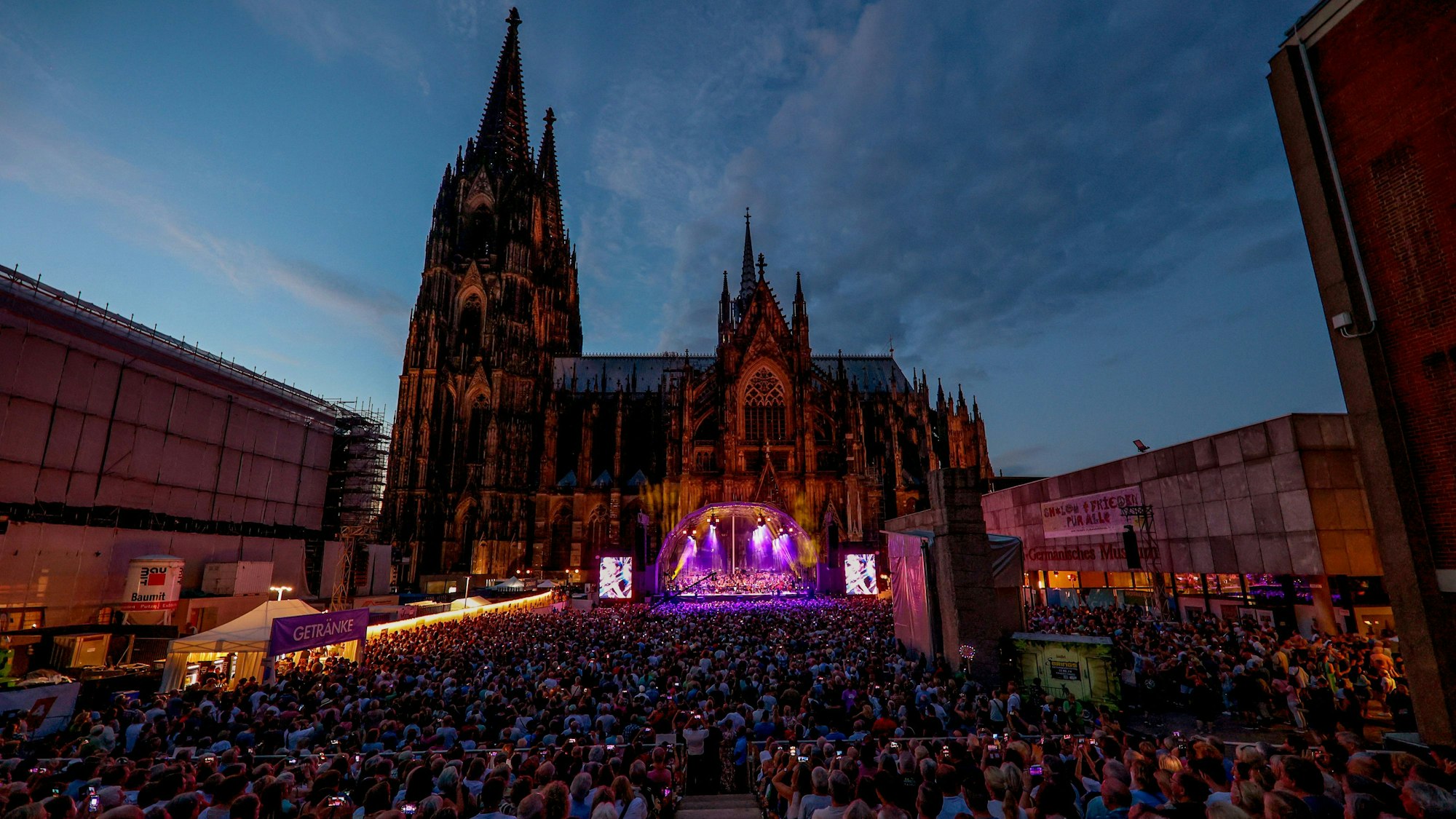 Open-Air-Konzert von Brings und dem Beethoven-Orchester Bonn im Sommer 2023 auf dem Roncalliplatz. An anderen Orten der Stadt sollen nun neue Open-Air-Locations entstehen. (Symbolbild)