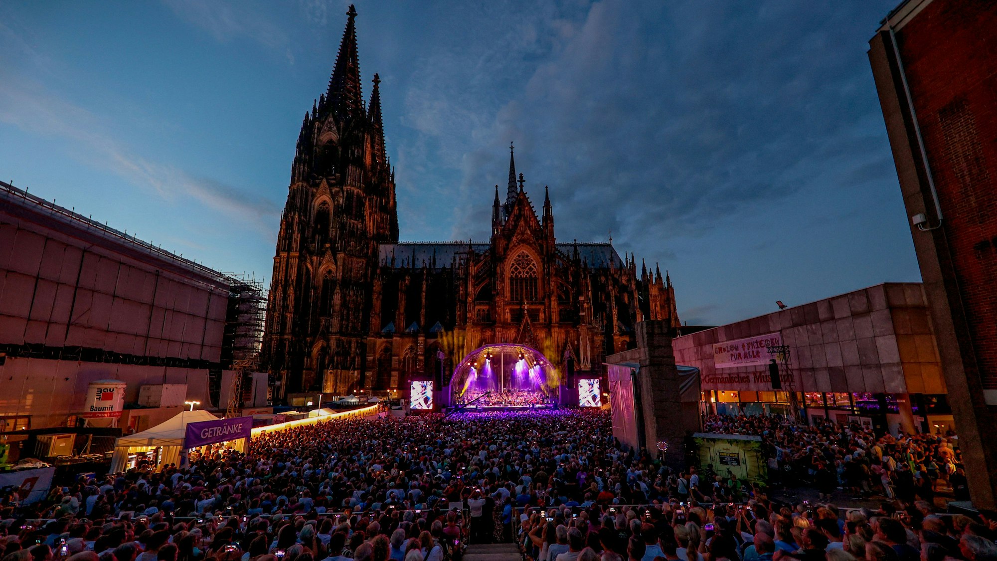 18.08.2023, Köln: Die Kölner Band BRINGS und das Beethoven Orchester Bonn spielen ein Konzert auf dem Roncalliplatz vor dem Dom in Köln. Foto: Thilo Schmülgen