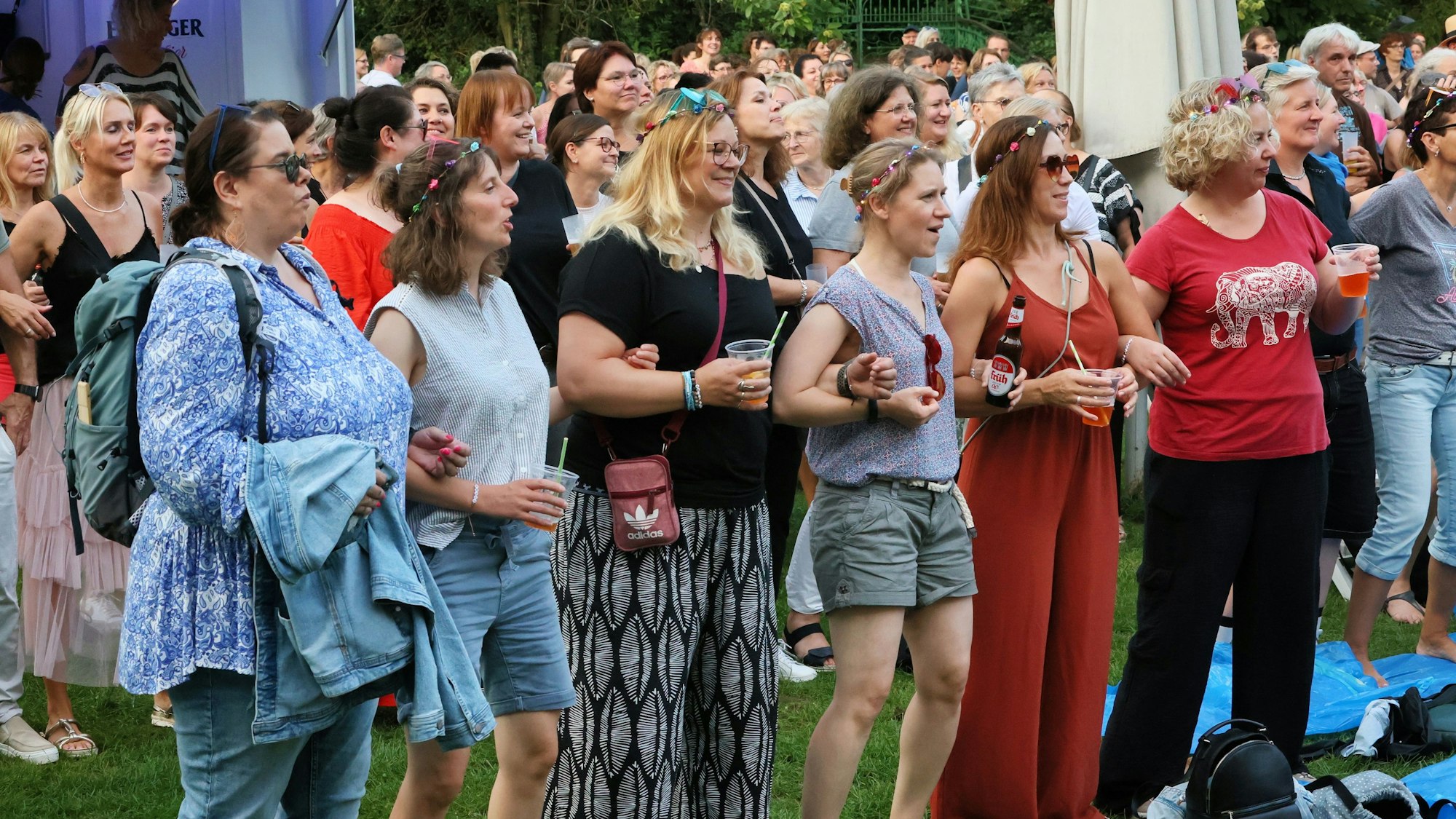 Singende Gruppe im Park von Morsbroich beim Gastspiel von Frau Höpker