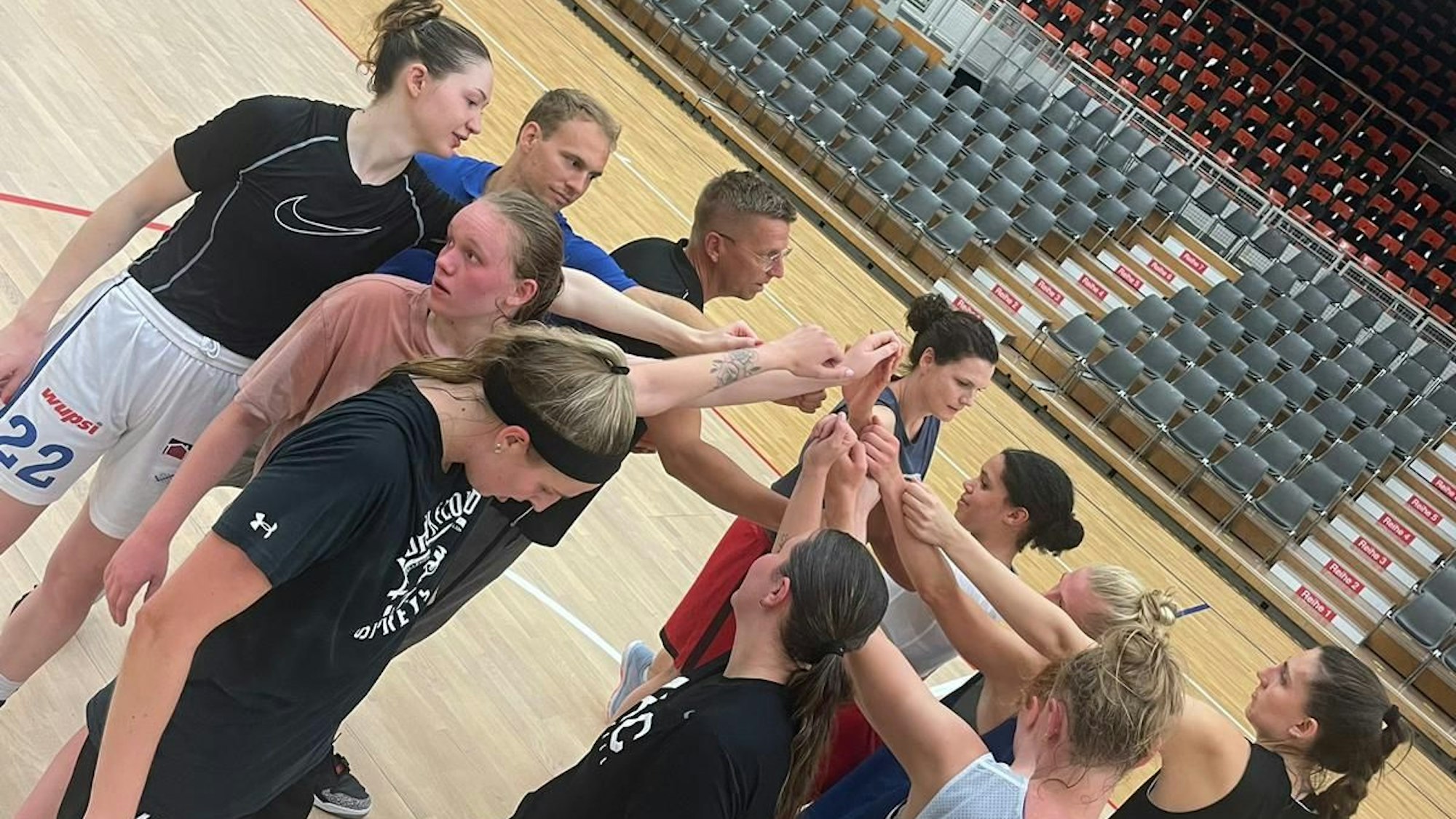 Das Team der Baskets Rheinland beim ersten Training.