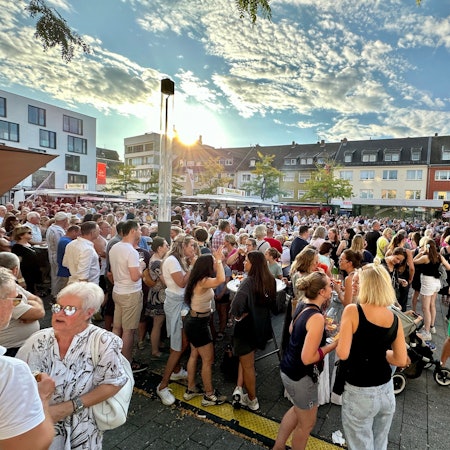 Im Jahr 2023 waren auf dem Maternusplatzbei den Rodenkirchener Sommertagen die „Klüngelköpp“ zu Gast.