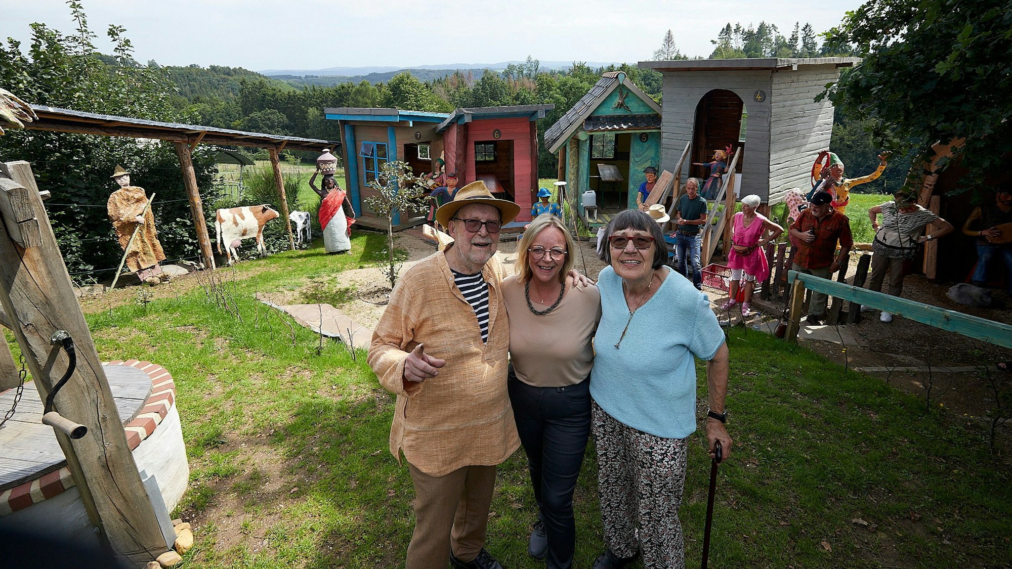 Auf einer Wiese vor dem Skulpturenpark stehen Paul und Rita Greven. In ihrer Mitte: Bürgermeisterin Sabine Preiser-Marian