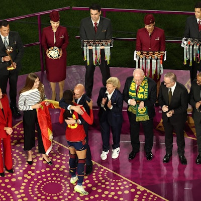 Luis Rubiales umarmt nach dem WM-Finale Salma Paralluelo.