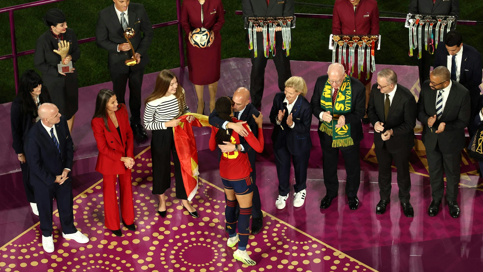 Luis Rubiales umarmt nach dem WM-Finale Salma Paralluelo.