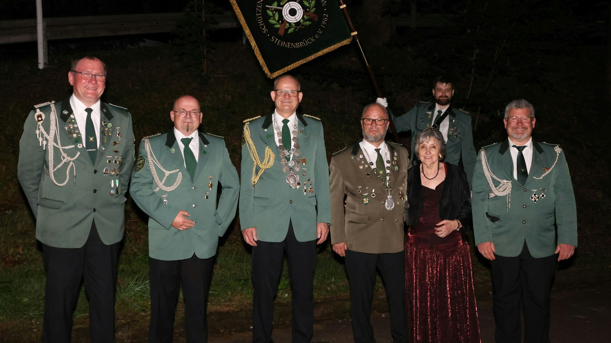 Königsadjutant Klaus-Peter Sandmann, Oberhofmarschall Hans-Joachim Gold, König Johannes Sologuren-Sanchez, Kaiserpaar Frank Brosius und Maria Nowitzki, Vereinsadjutant André Lavalle