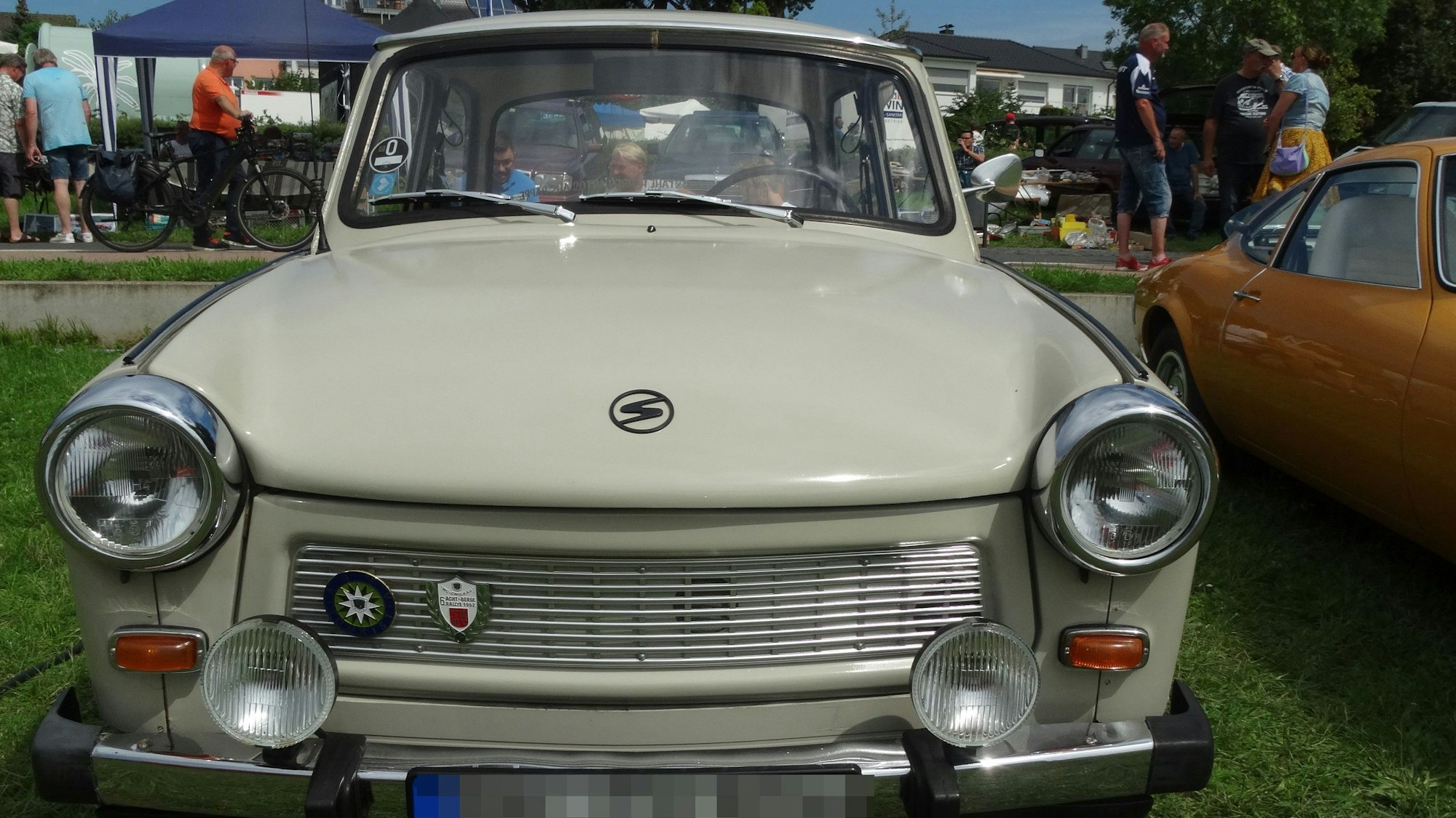 Ein beiger Trabbi von vorne.