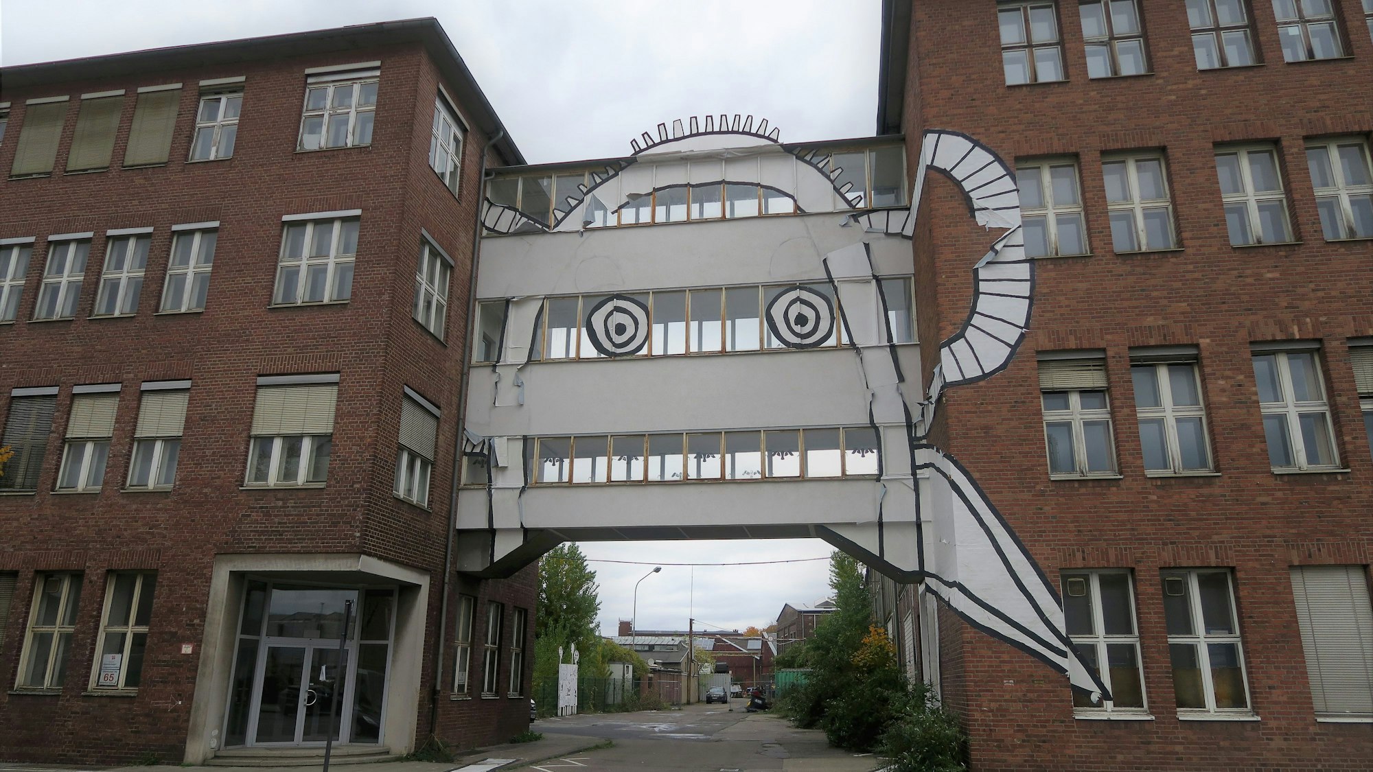 Eingang zum Osthof an der Dillenburger Straße.