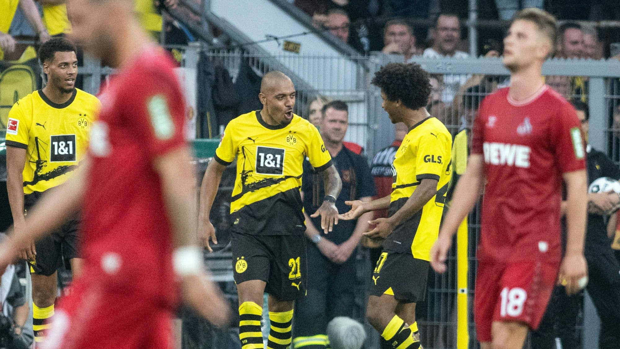 Dortmund bejubelt Malens Tor zum 1:0, die FC-Profis sind konsterniert.