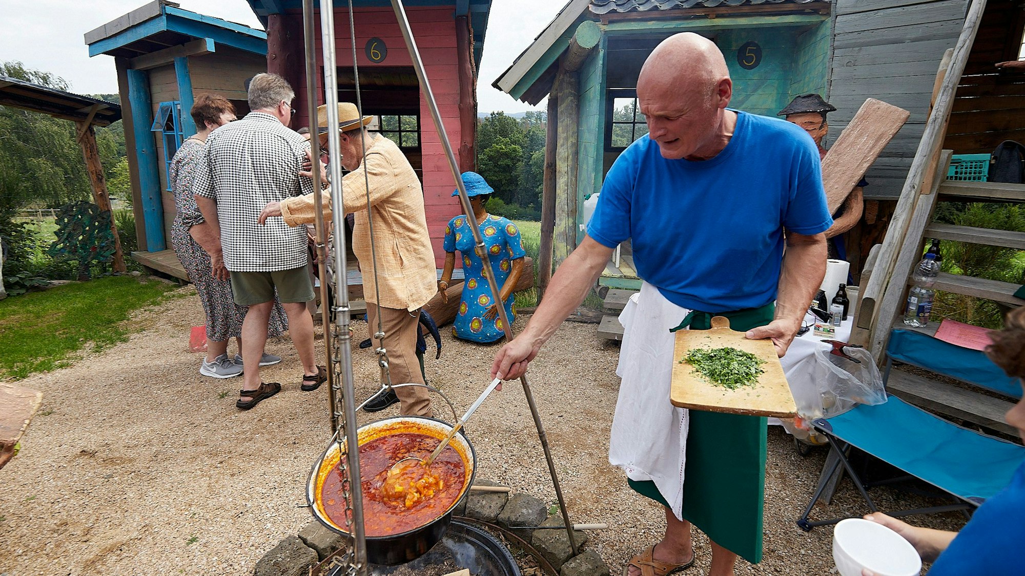 Josef März kocht über offenem Feuer eine Gulaschsuppe