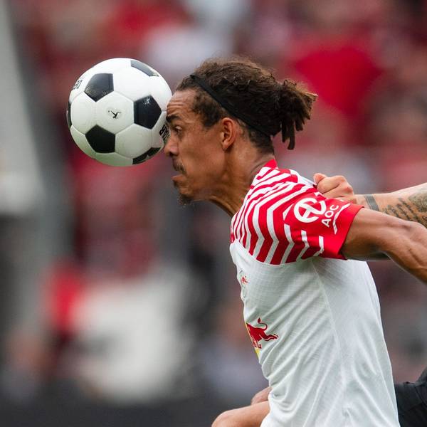 Leverkusens Granit Xhaka (r) und Leipzigs Yussuf Poulsen kämpfen um den Ball.