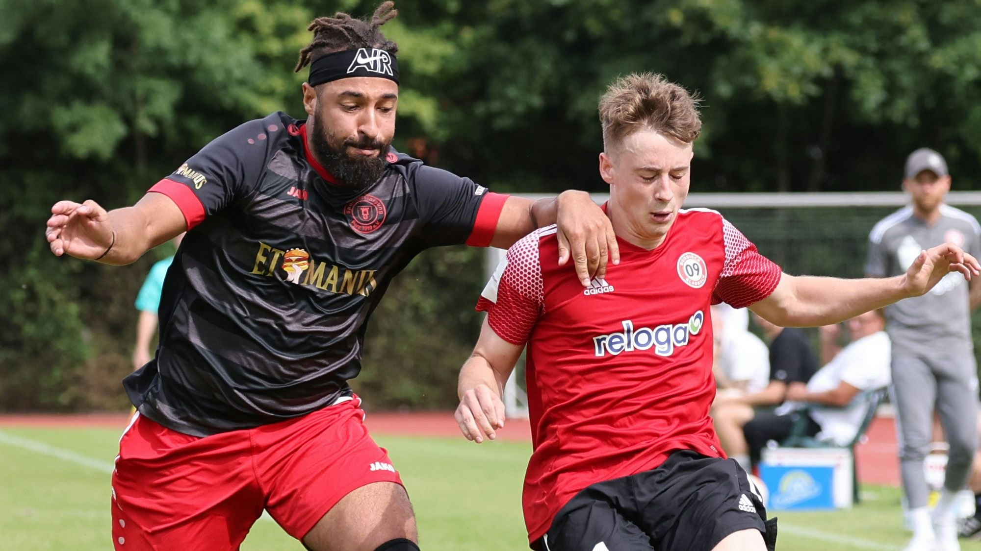 sport Mittelrheinliga
SV09 Porz
links Patrick Njangue gegen Tristan Arndt