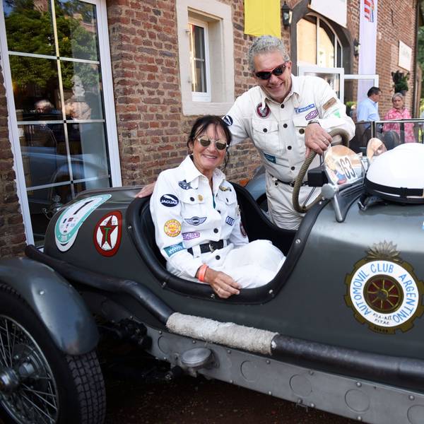Das Foto zeigt Anne und Lothar Friedrich mit ihrem Rennwagen von Chrysler.