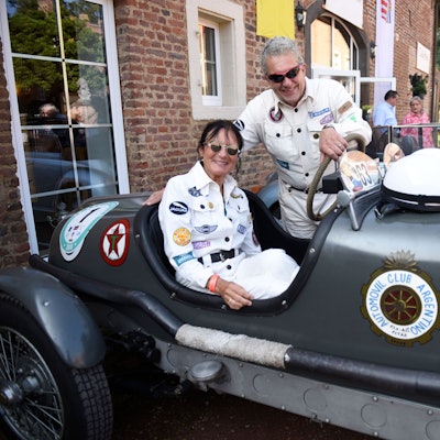 Das Foto zeigt Anne und Lothar Friedrich mit ihrem Rennwagen von Chrysler.
