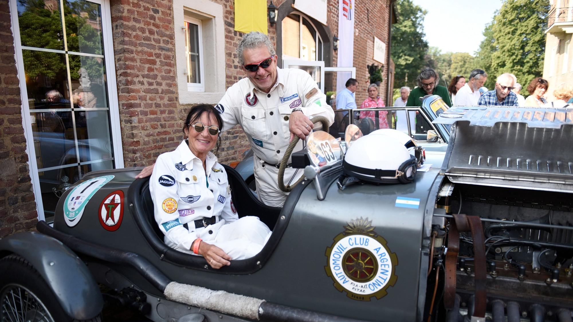 Das Foto zeigt Anne und Lothar Friedrich mit ihrem Rennwagen von Chrysler.