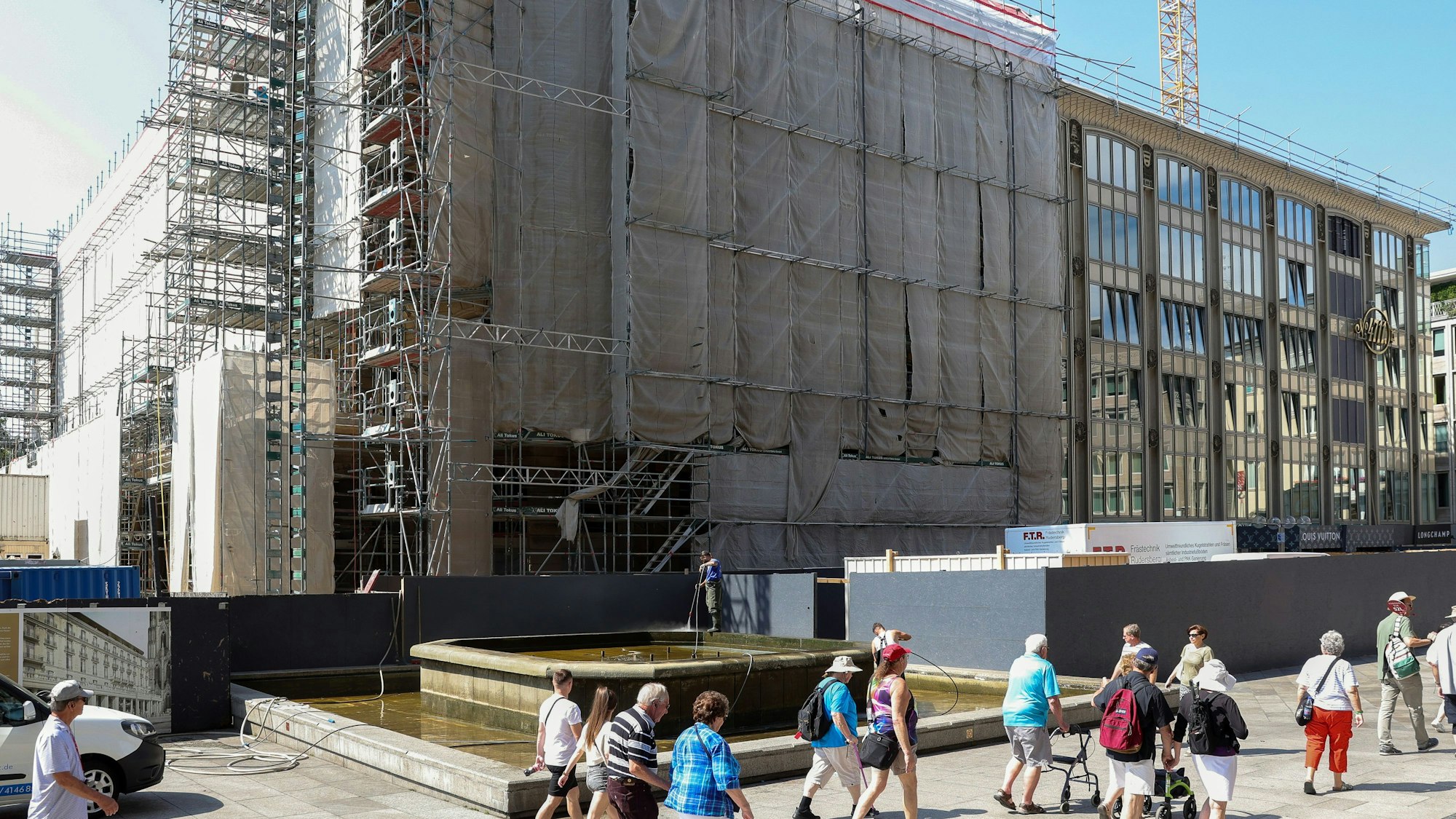 11.07.2023, Köln: Kölner Stadtführer beschweren sich über den schlechten Zustand der Stadt und zeigen einige Beispiele in der Domumgebung.
Foto: Michael Bause