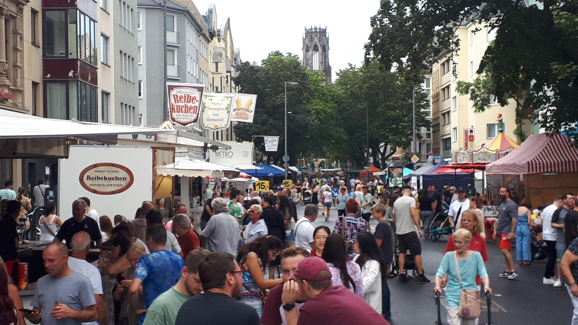 Guter Betrieb bei prächtigem Festwetter: Das Straßenfest im Agnesviertel erlebte eine weitere Auflage.