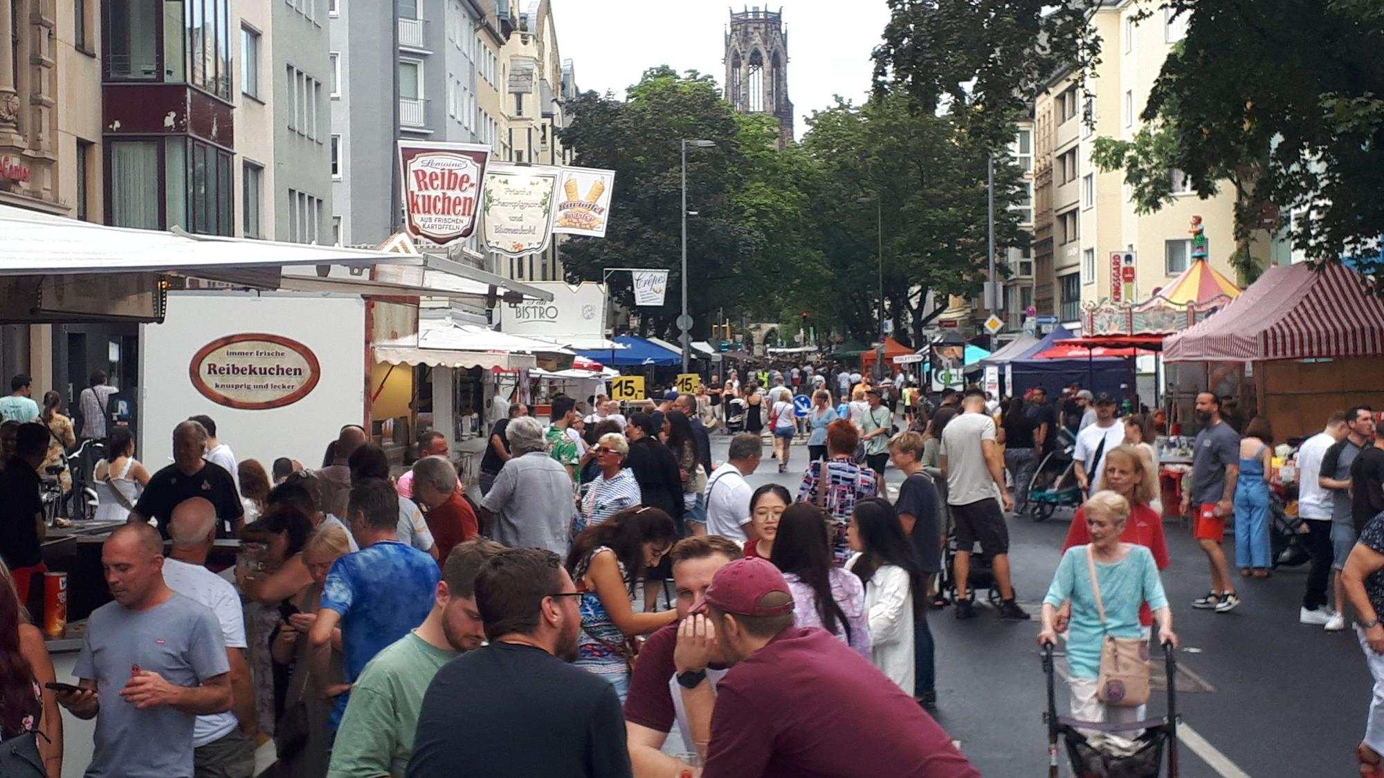 Menschen und Stände im Agnesviertel.