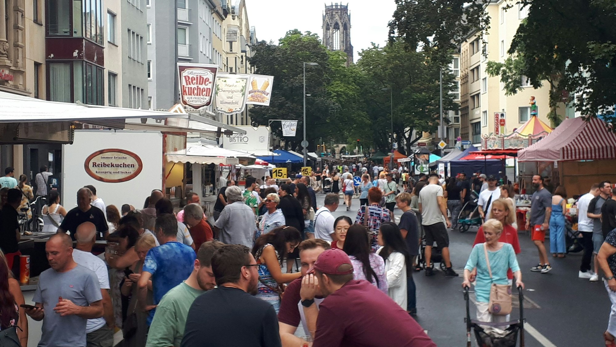 Menschen und Stände im Agnesviertel.