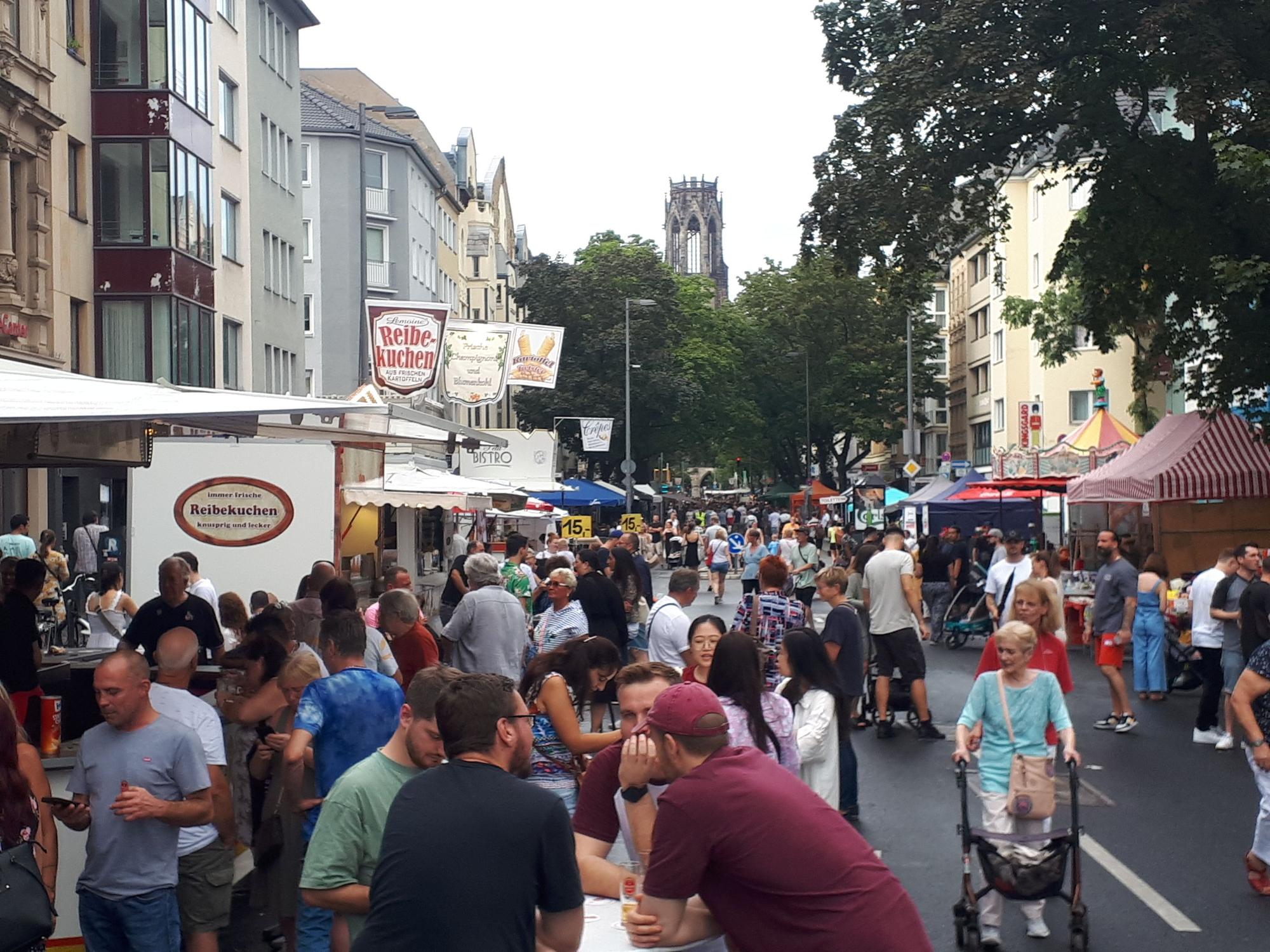 Guter Betrieb bei prächtigem Festwetter: Das Straßenfest im Agnesviertel erlebte eine weitere Auflage.