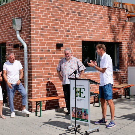 Das Bild zeigt Rolf Schüssler und Ferdinand Uhde vom Vorstandsteam vor dem neuen Vereinsheim.