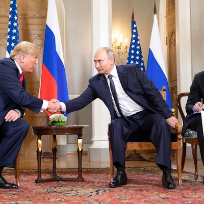 Handschlag zwischen Donald Trump und Wladimir Putin bei einem Treffen im Jahr 2018 in Helsinki. Der ehemalige US-Präsident behauptet am Freitag erneut, besonderen Einfluss auf Putin gehabt zu haben. (Archivbild)