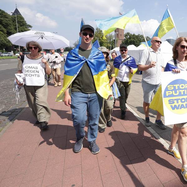 Menschen demonstrieren gegen den russischen Angriffskrieg. Zum zweiten Mal findet der Ukraine-Tag mit einem Benefizfestival für ukrainische Kunst und Kultur am Rheinufer in Köln statt.