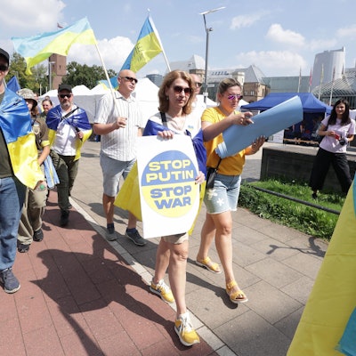 Menschen demonstrieren gegen den russischen Angriffskrieg. Zum zweiten Mal findet der Ukraine-Tag mit einem Benefizfestival für ukrainische Kunst und Kultur am Rheinufer in Köln statt.