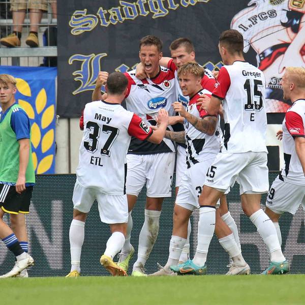 19.08.2023, Fussball, Herren, 3. Liga, Saison 2023/2024, 1. FC Saarbrücken - FC Viktoria Köln, Torjubel des FC Viktoria Köln nach dem Tor zum 1:1 durch Michael Schultz Viktoria Köln Saarbrücken Ludwigsparkstadion Saarland Deutschland DE *** 19 08 2023, football, men, 3 league, season 2023 2024, 1 FC Saarbrücken FC Viktoria Köln, goal celebration of FC Viktoria Köln after the goal to 1 1 by Michael Schultz Viktoria Köln Saarbrücken Ludwigsparkstadion Saarland Germany EN