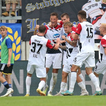 19.08.2023, Fussball, Herren, 3. Liga, Saison 2023/2024, 1. FC Saarbrücken - FC Viktoria Köln, Torjubel des FC Viktoria Köln nach dem Tor zum 1:1 durch Michael Schultz Viktoria Köln Saarbrücken Ludwigsparkstadion Saarland Deutschland DE *** 19 08 2023, football, men, 3 league, season 2023 2024, 1 FC Saarbrücken FC Viktoria Köln, goal celebration of FC Viktoria Köln after the goal to 1 1 by Michael Schultz Viktoria Köln Saarbrücken Ludwigsparkstadion Saarland Germany EN