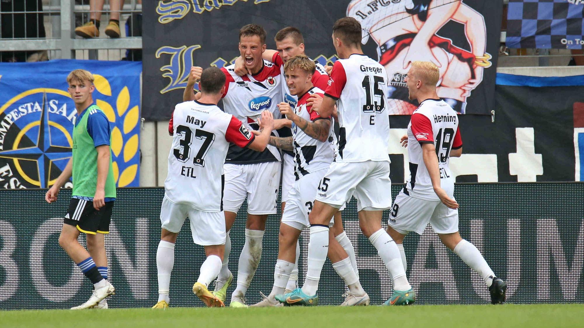 19.08.2023, Fussball, Herren, 3. Liga, Saison 2023/2024, 1. FC Saarbrücken - FC Viktoria Köln, Torjubel des FC Viktoria Köln nach dem Tor zum 1:1 durch Michael Schultz Viktoria Köln Saarbrücken Ludwigsparkstadion Saarland Deutschland DE *** 19 08 2023, football, men, 3 league, season 2023 2024, 1 FC Saarbrücken FC Viktoria Köln, goal celebration of FC Viktoria Köln after the goal to 1 1 by Michael Schultz Viktoria Köln Saarbrücken Ludwigsparkstadion Saarland Germany EN