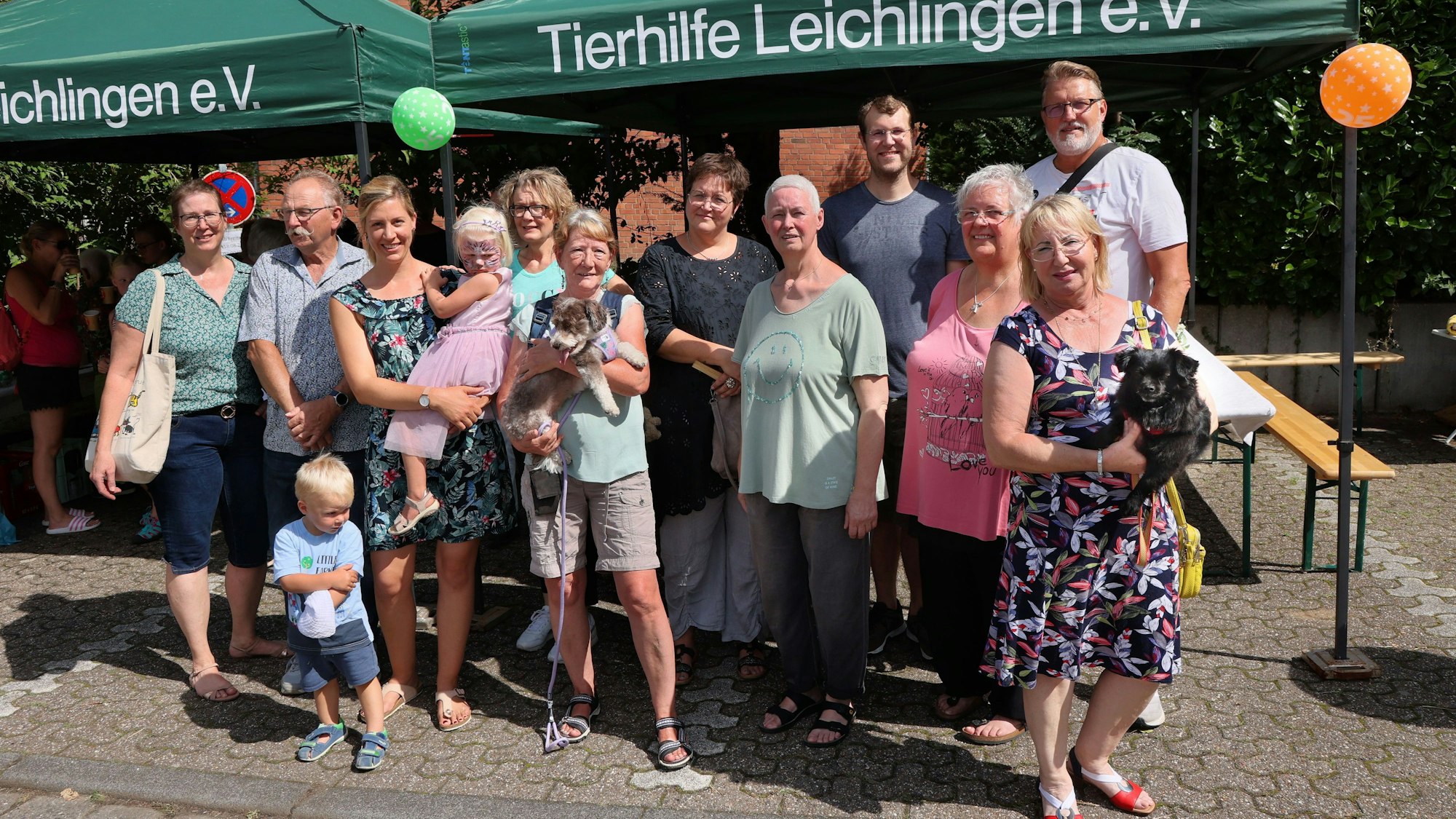 Seit 25 Jahren im Einsatz für den Tierschutz ist die Tierhilfe Leichlingen mit der ersten Vorsitzenden Marion Jacobs (vorne, 3.v.r.).