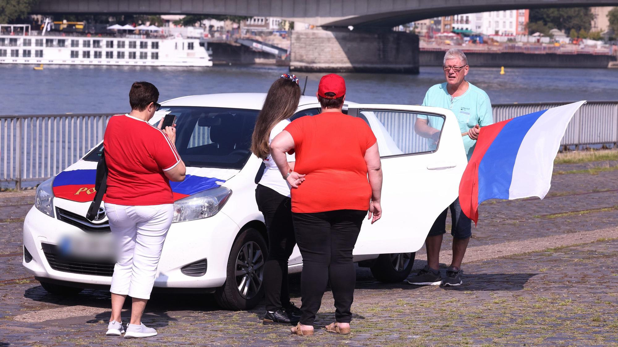Teilnehmer bereiten sich auf der Deutzer Werft in Köln auf einen pro-russischen Autokorso vor.