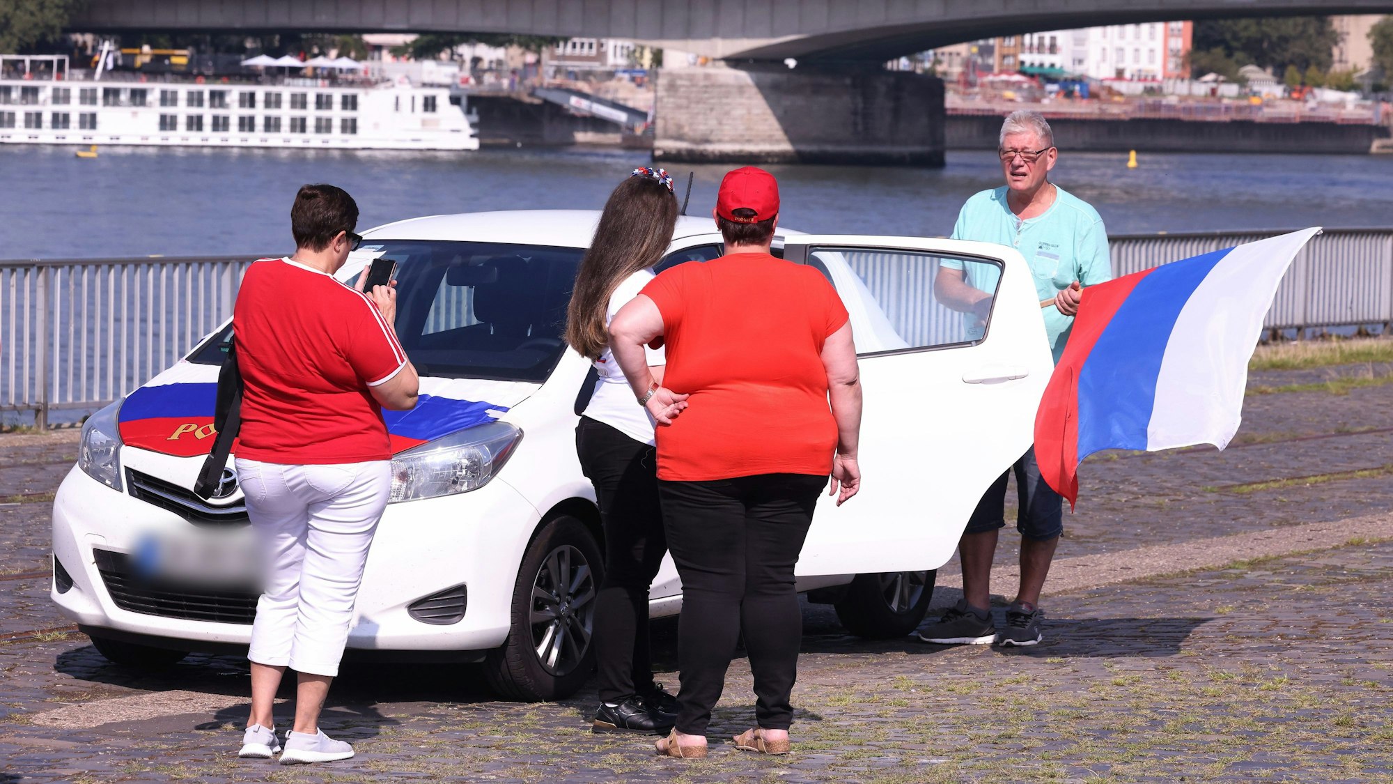 Teilnehmer bereiten sich auf der Deutzer Werft in Köln auf einen pro-russischen Autokorso vor.