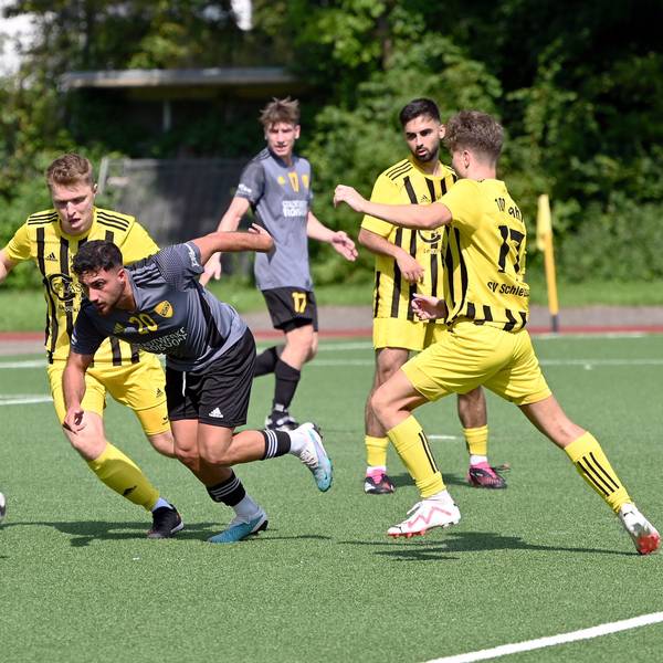 20.08.2023, Fussball-SV Schlebusch-Spich
links: Martin Schulz (Schlebusch)
mitte: Esaf Öztürk (Spich)
rechts: Mathias Janeczko (schlebusch)
Foto: Uli Herhaus